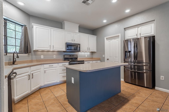12170 E 33rd Pl, Yuma, AZ 85367 - kitchen with appliances with stainless steel finishes, a sink, a kitchen island, light countertops, and white cabinetry