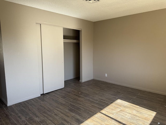 1276 S Pagent Ave, Yuma, AZ 85364 - unfurnished bedroom featuring dark wood-style floors, a closet, and a textured ceiling
