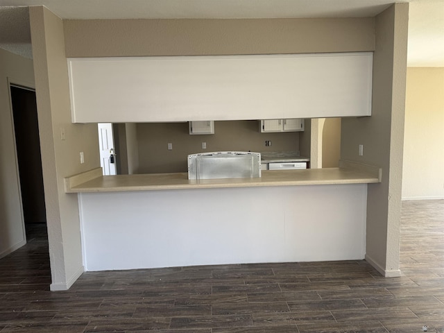 1276 S Pagent Ave, Yuma, AZ 85364 - kitchen featuring dark wood finished floors, light countertops, a peninsula, and dishwasher