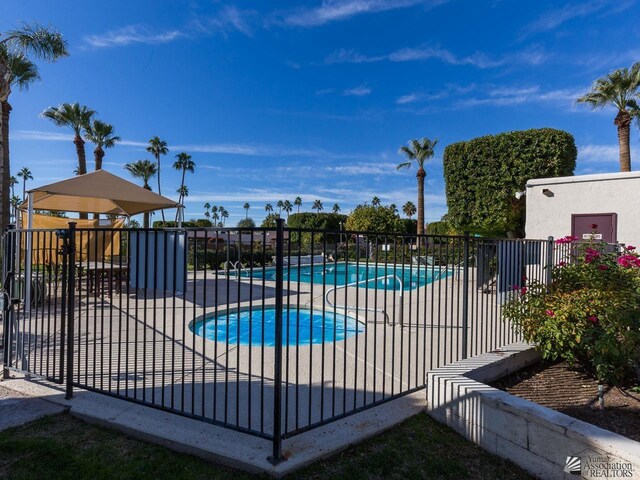 2901 S Palo Verde Ln # 48, Yuma, AZ 85365 - community pool with a patio area and fence