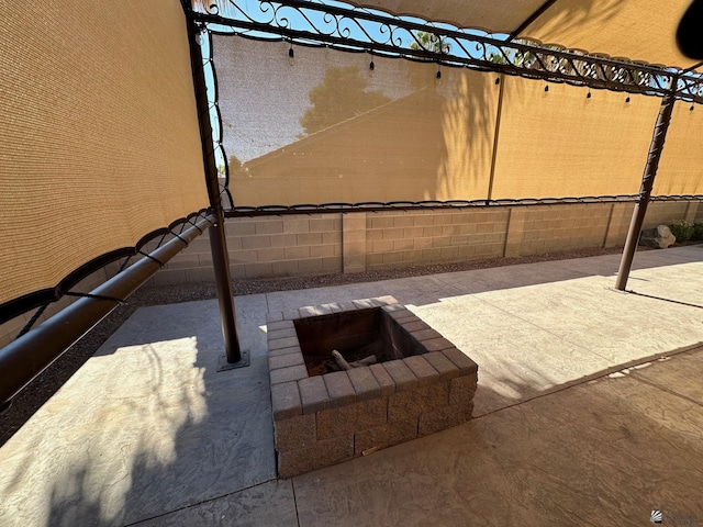 view of patio featuring an outdoor fire pit