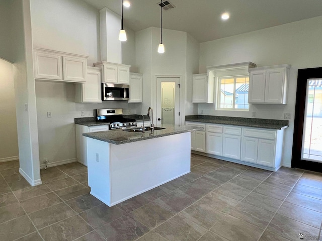 29861 E Vista Ridge Blvd, Wellton, AZ 85356 - kitchen with visible vents, appliances with stainless steel finishes, a sink, baseboards, and white cabinets