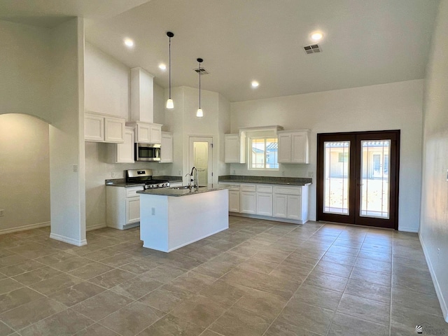 29861 E Vista Ridge Blvd, Wellton, AZ 85356 - kitchen featuring visible vents, baseboards, high vaulted ceiling, and stainless steel appliances
