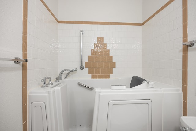 13239 E 47th Dr, Yuma, AZ 85367 - bathroom with a bath and tile walls