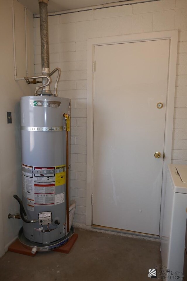 1222 W 18th Pl, Yuma, AZ 85364 - utilities featuring washer / dryer and gas water heater