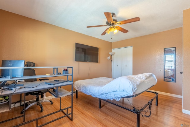 2931 W 20th St, Yuma, AZ 85364 - bedroom with light wood-style flooring, a desk, baseboards, a closet, and a ceiling fan