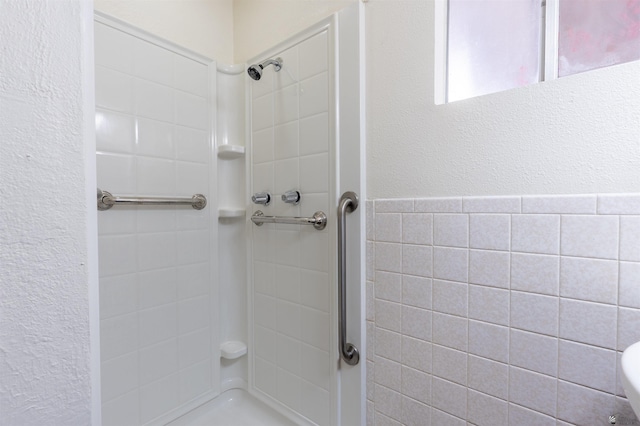 full bathroom featuring a shower