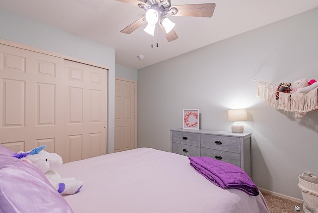 bedroom featuring carpet flooring, a ceiling fan, baseboards, and a closet