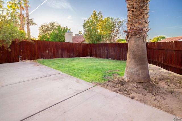 12402 E Via Estrella, Yuma, AZ 85367 - view of yard with a patio area