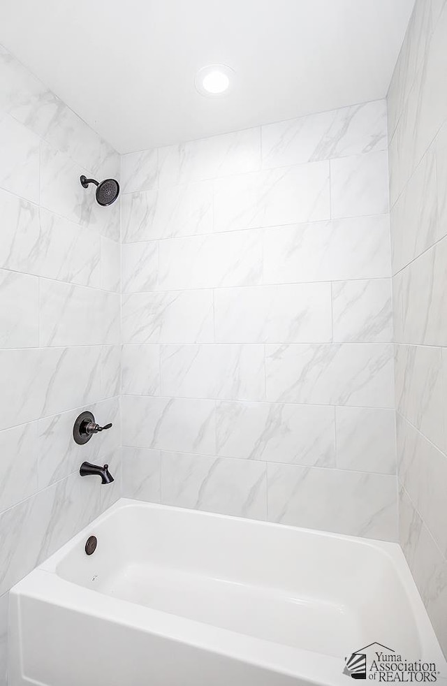 bathroom with tiled shower / bath combo