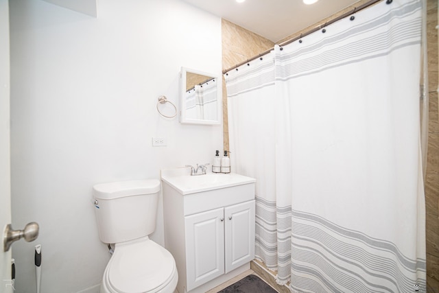 bathroom with a shower with curtain, vanity, and toilet