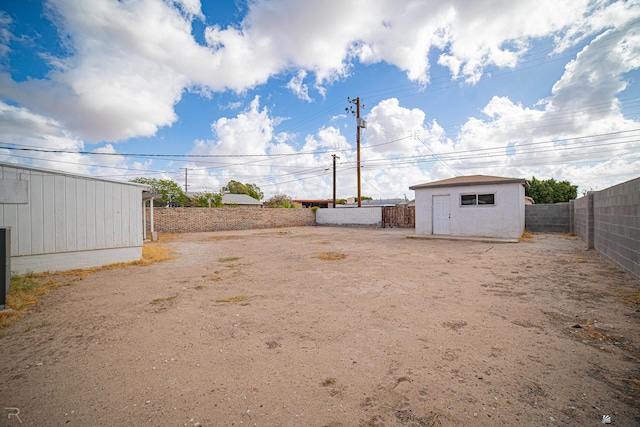 view of yard with a shed