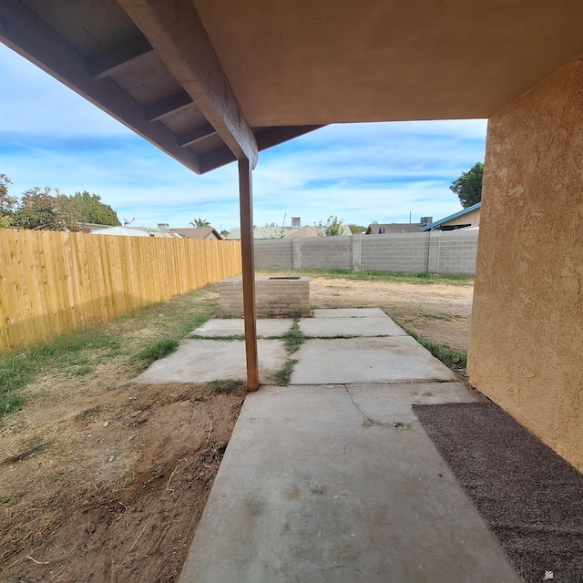 view of yard featuring a patio area