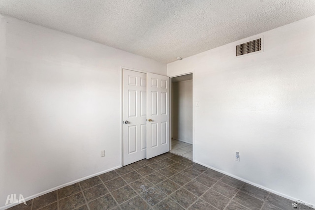 empty room featuring a textured ceiling