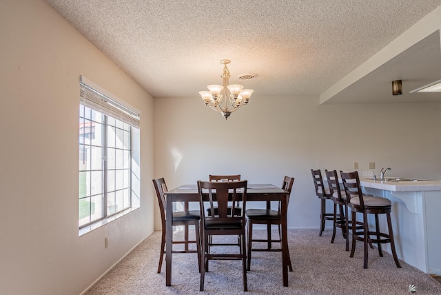 carpeted dining room with a sink, visible vents, a notable chandelier, and a healthy amount of sunlight