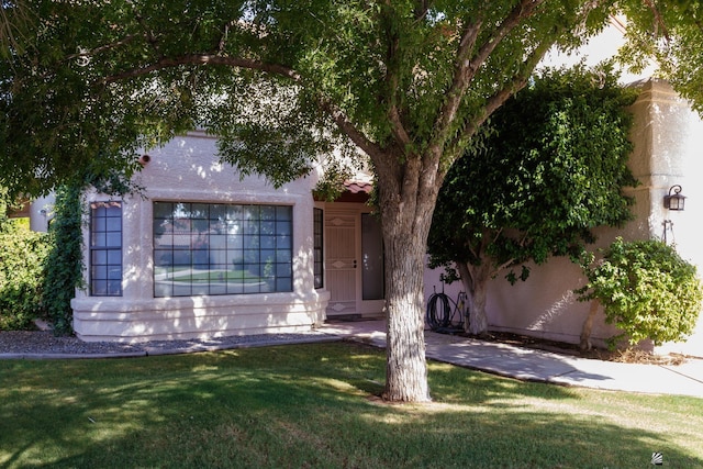 view of front of home with a front yard