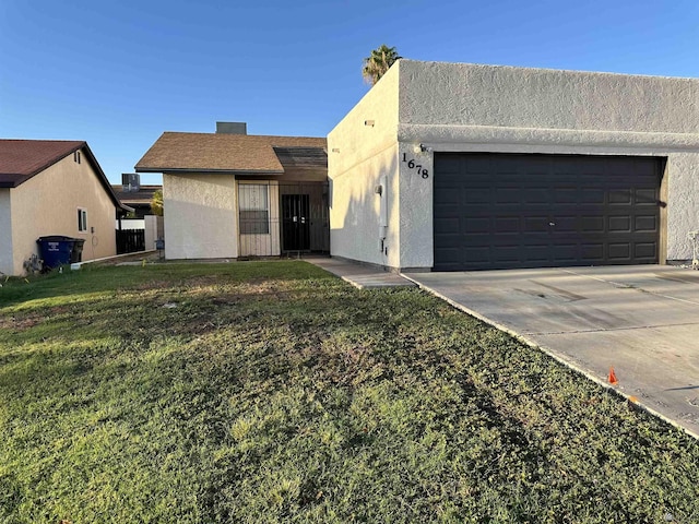 view of front facade featuring a garage and a front yard