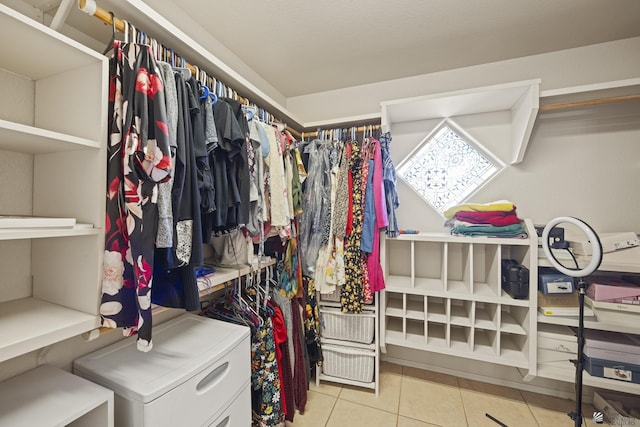 walk in closet featuring light tile patterned flooring