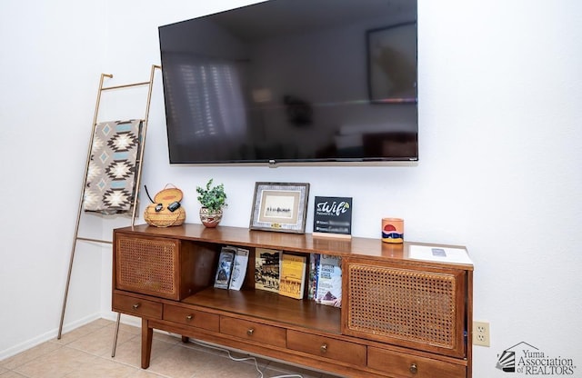 room details featuring baseboards