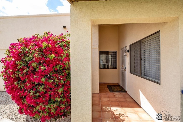 view of exterior entry with stucco siding