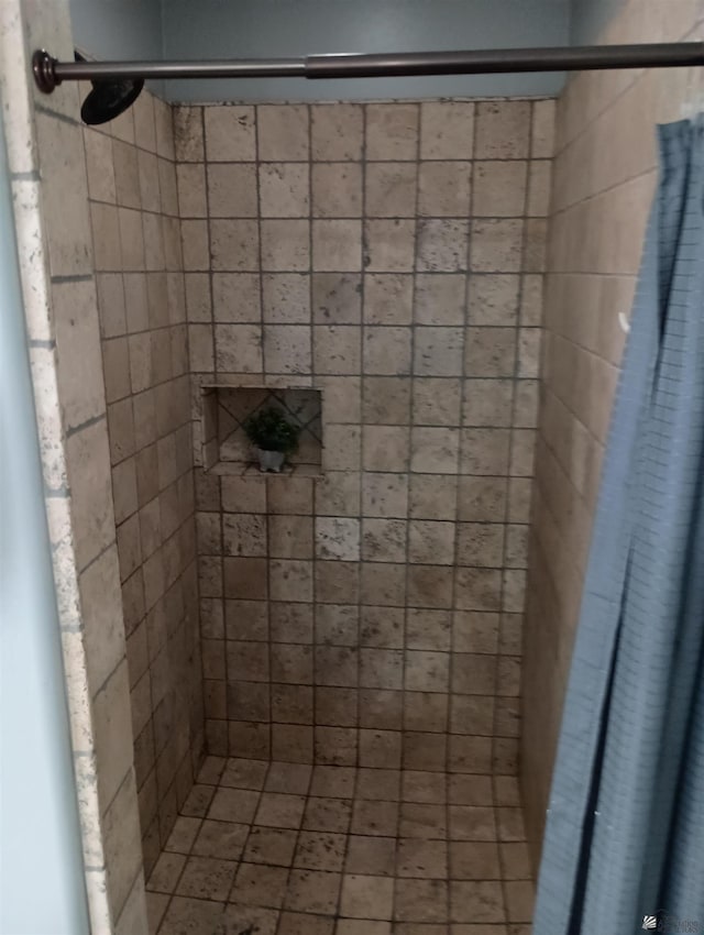 bathroom featuring tiled shower