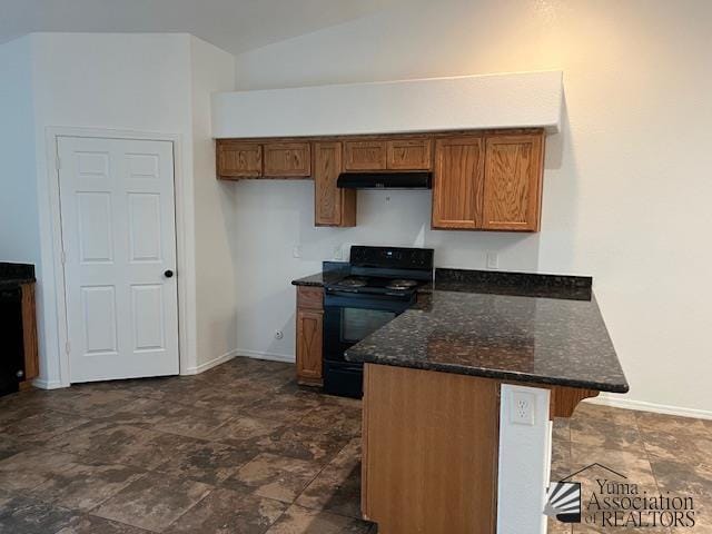 kitchen featuring vaulted ceiling, dark stone countertops, a kitchen bar, kitchen peninsula, and black range with electric cooktop