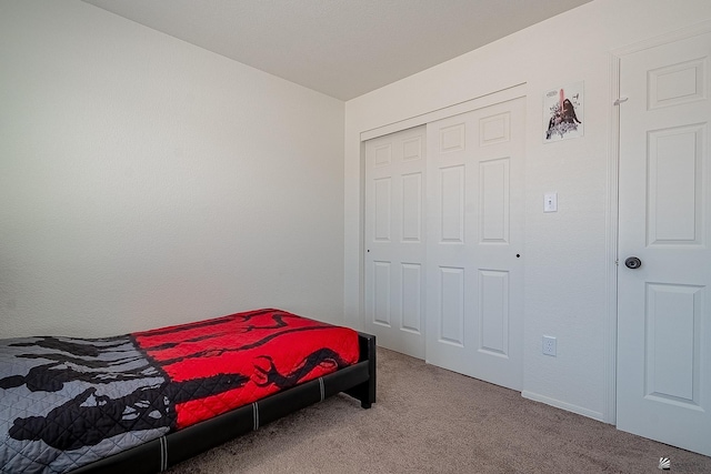 bedroom featuring carpet flooring and a closet