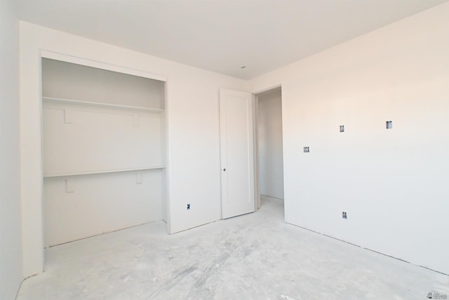 unfurnished bedroom featuring a closet