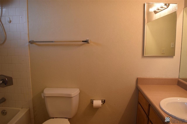 full bathroom with vanity, toilet, and tiled shower / bath