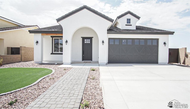 view of front facade featuring a garage