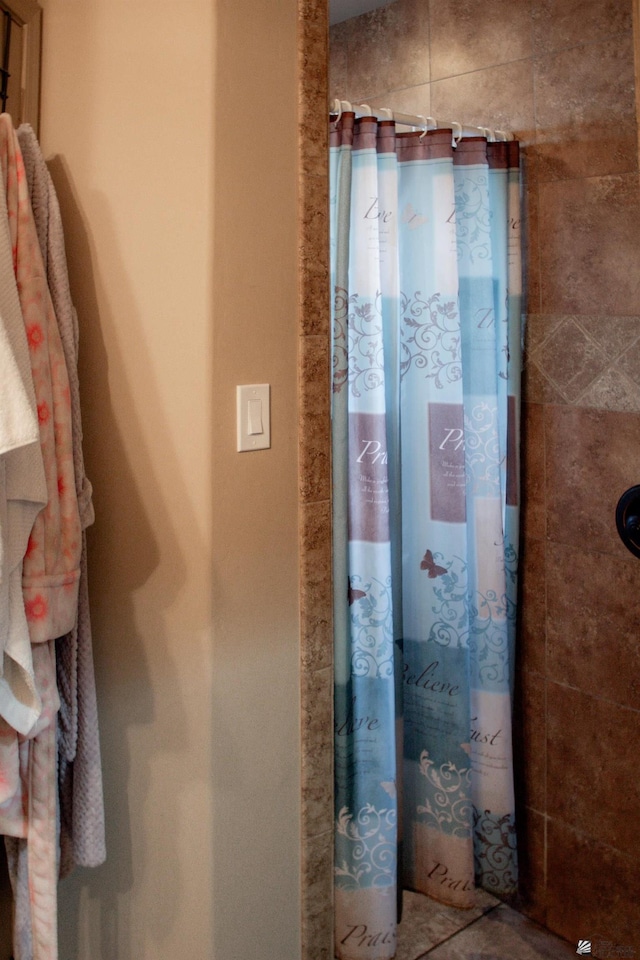 bathroom with curtained shower