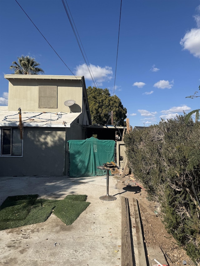 view of yard featuring a patio area