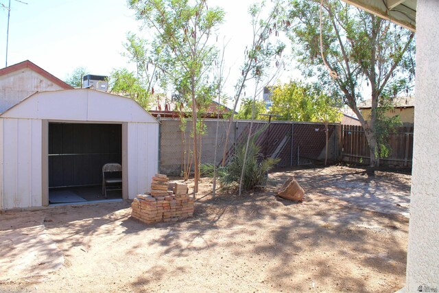 view of yard with an outbuilding