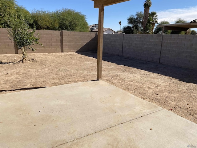 view of yard featuring a patio