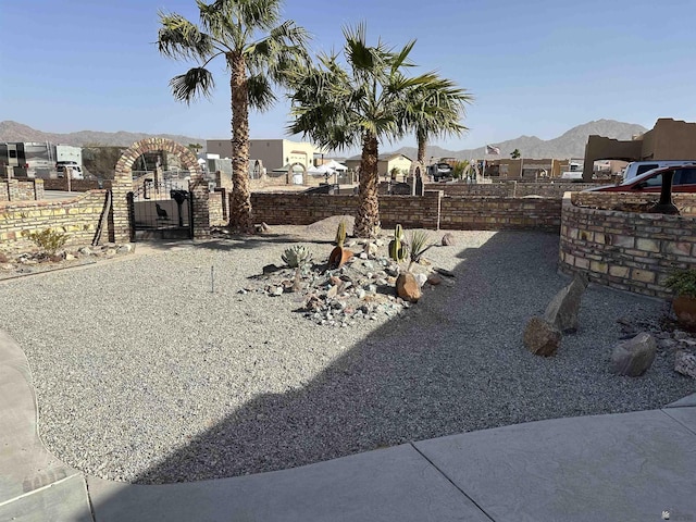 view of yard featuring a mountain view