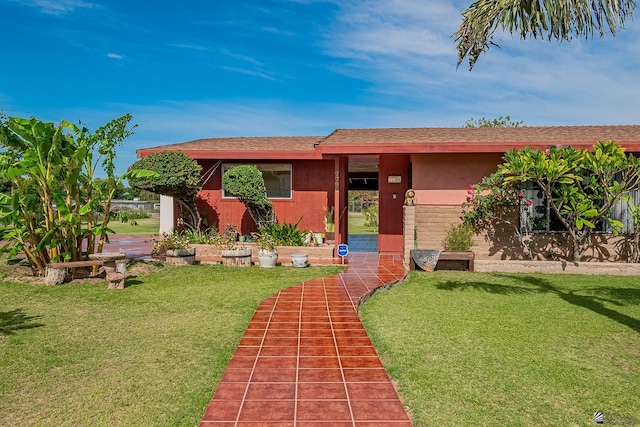 ranch-style home featuring a front lawn