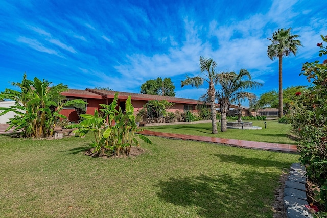 view of property's community featuring a lawn