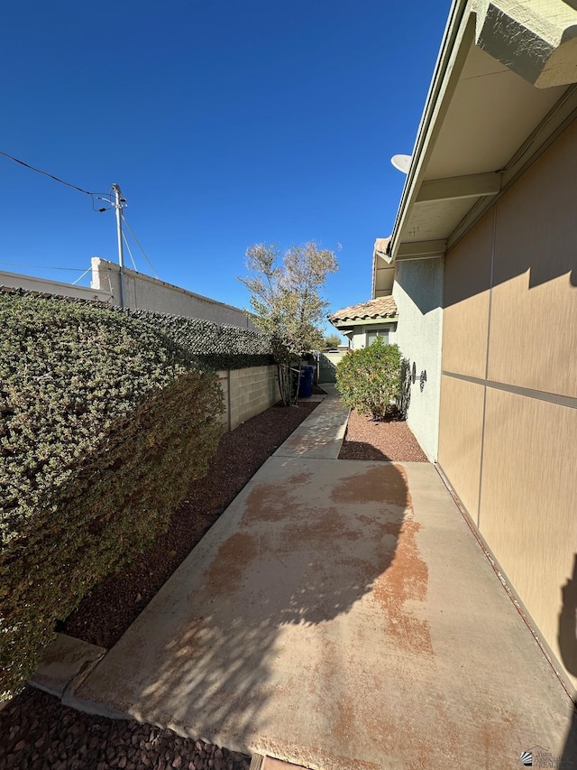 view of yard featuring a patio area