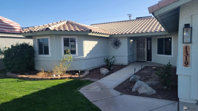 view of front of home with a front lawn