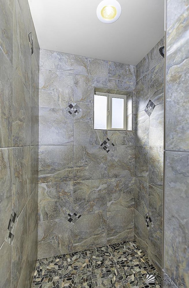 bathroom featuring tiled shower