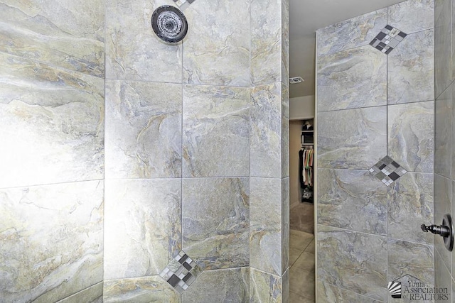 room details featuring a tile shower