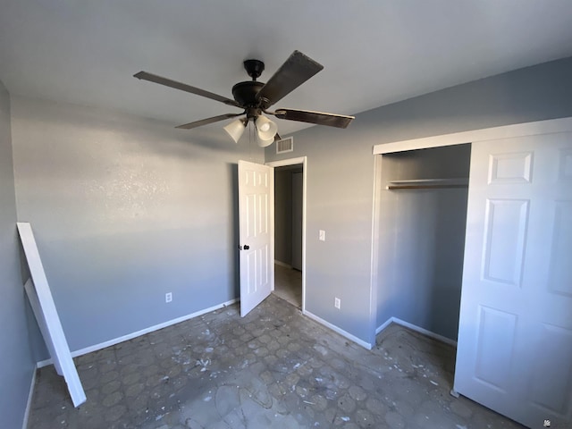 unfurnished bedroom featuring ceiling fan and a closet