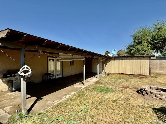 view of yard featuring a patio area