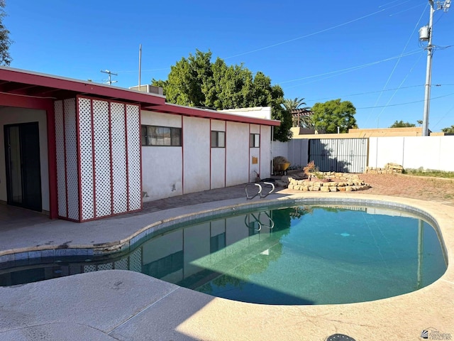 view of swimming pool