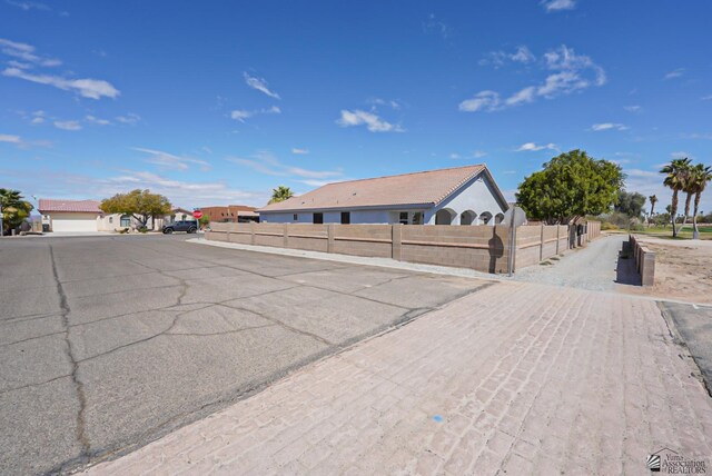 view of front of house featuring a fenced front yard