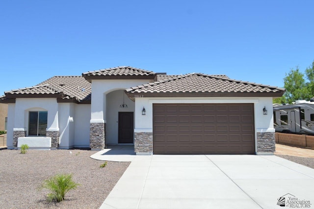 view of front facade featuring a garage