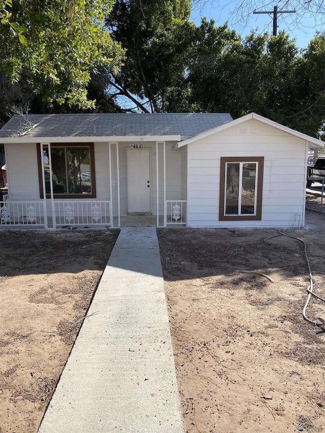 ranch-style home with a porch