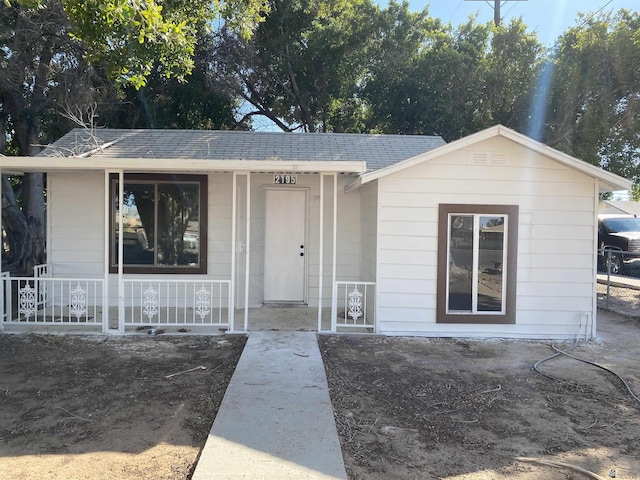 ranch-style house with covered porch