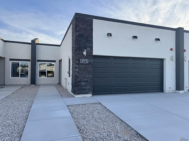 view of front facade featuring a garage