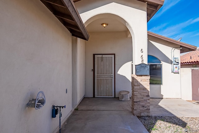 property entrance featuring stucco siding